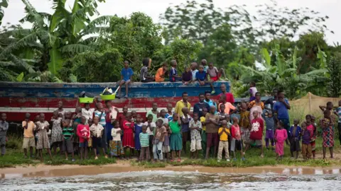 Sala Lewis/World Bank Children gathered at edge of shore