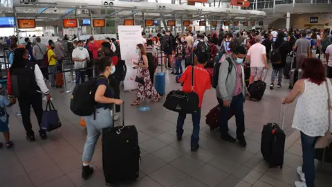 EPA People line up at Sydney Domestic Airport, as they try to depart for interstate destinations on 20 December 2020