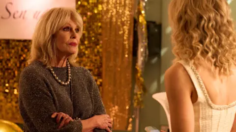 Joanna Lumley sebagai ibu Amanda, Felicity Sanderson