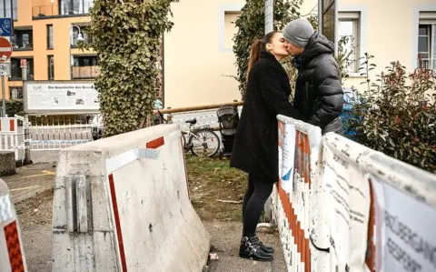 Roland Schmid Kissing across the barrier in Basel