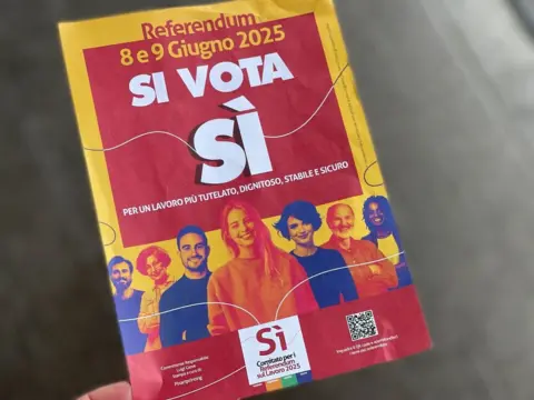 A vote "Yes" leaflet in Padua train station