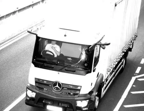 Hants Police Driver without seatbelt on camera