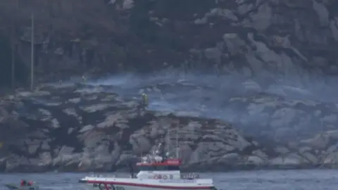 EVN grab Boats and smoke near the site of a helicopter crash in Norway (29 April 2016)
