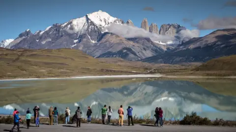 AFP Turistas en el Parque Nacional Torres del Paine en la Patagonia, Chile. 26 de febrero de 2016