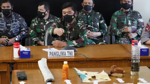 EPA Indonesian naval officers with debris believed to be from the missing Indonesian sub - Bali, 24 April