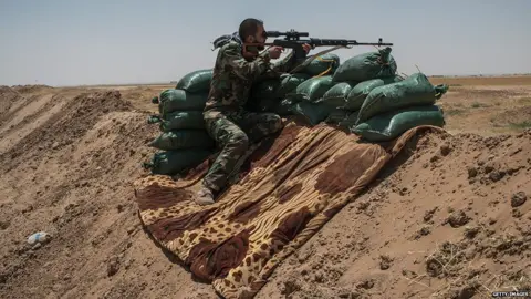 Getty Images An Iraqi PMF fighter on the Iraq-Syria border in Nineveh, Iraq