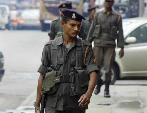 AFP Sri Lanka army soldiers patrol the streets in the capital Colombo, 05 November 2007.