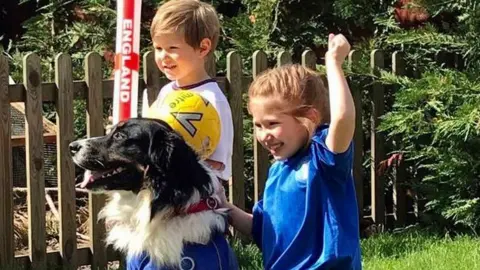 Family photo Federico and Francesca with Bruno the dog