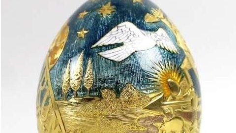 The 326.6 g egg was made by Garrard & Co, for Cadbury's of 22ct gold
