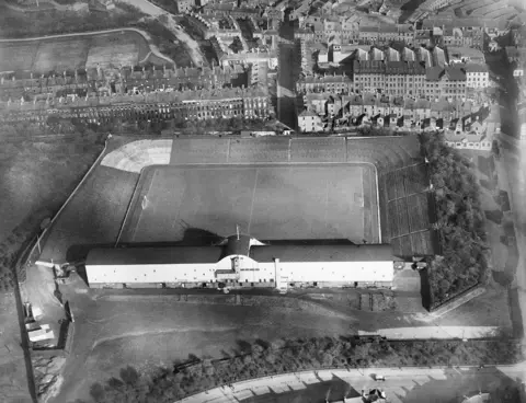 Historic England Black and white aerial view of St James' Park