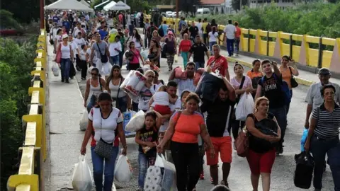 AFP Venezuelans at the bridge from Cucuta in Colombia returning to San Antonio de Tachira in Venezuela, on July 10, 2016.