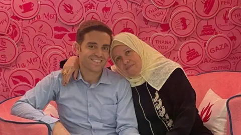 Family photograph Dalloul al-Neder with his mother