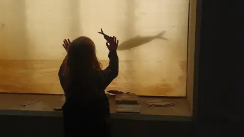 Fleur Visser girl with shad at fish pass