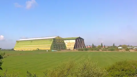 Geograph/Peter Evans Cardington aircraft hangars