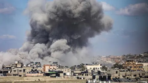 Anadolu Smoke rises after an Israeli air strike on Jabalia, in the northern Gaza Strip (13 May 2024)