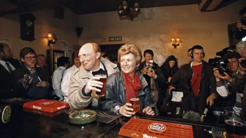 Getty Images Neil and Glenys Kinnock in a Pontllanfraith pub during the 1987 general election campaign