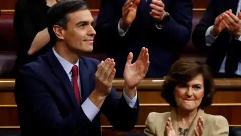 Reuters Pedro Sánchez celebrates victory in parliament on 7 Jan