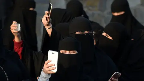 Getty Images Saudi Women with smartphones