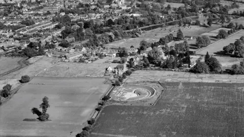 Historic England A 1948 photograph of the Roman town of Verulamium on the western side of St Albans with the Roman theatre in the foreground