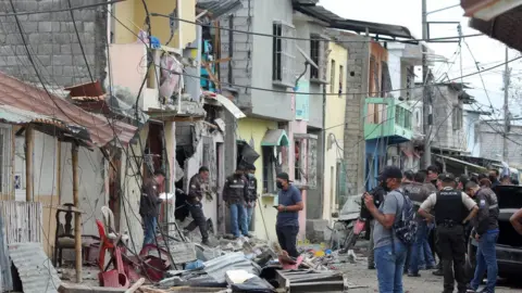 Getty Images Police officers collect evidence to clarify the cause of the explosion recorded on Tenth Street, between H and I, Cristo del Consuelo neighbourhood on August 14, 2022 in Guayaquil, Ecuador.