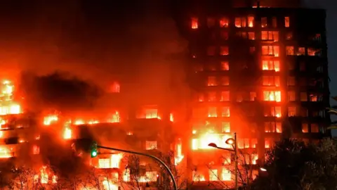 Incendio en Valencia: Al menos cuatro muertos en un incendio que consume un bloque de apartamentos en España.