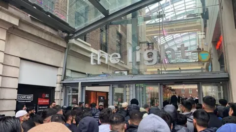 @abx_bakr People protesting outside the Light shopping centre in Leeds