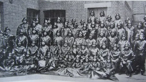 Peter Dilley 1913 photo of men dressed in Sou'westers and oilskin smocks