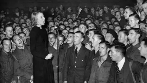 Getty Images Dame Vera performing for servicemen in 1940