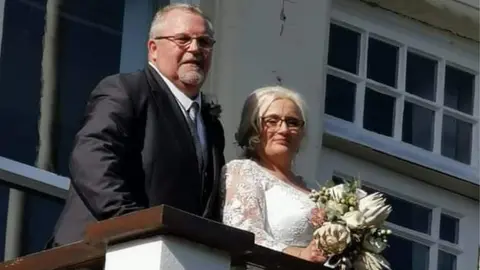 Family photo Barrie and Trish on their wedding day