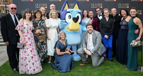 Getty Images Bluey's Big Play'in oyuncuları ve ekibi, 14 Nisan 2024'te Londra, İngiltere'de The Royal Albert Hall'da düzenlenen Olivier Ödülleri 2024'e katıldı