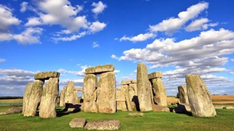 Stonehenge: Preseli stone 'transported over land' - BBC News