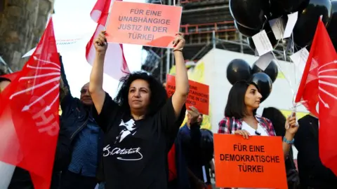 Reuters Demonstrators calling for greater democracy and an independent judiciary in Turkey greeted Mr Erdogan's arrival on 27 September