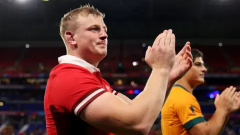 Getty Images Jac Morgan clapping in front of an Aussie player who is also clapping
