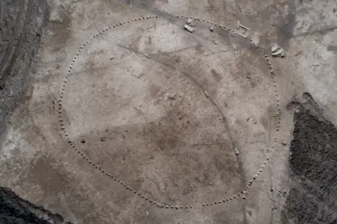 HS2 More evidence of this being site being of ritual importance was the discovery of this Neolithic wooden circle, which is between 4,000 to 5,000 years old