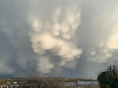 BBC/WEATHERWATCHERS Image of Mammatus clouds taken over south side of Glasgow