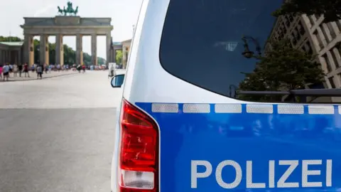 Getty Images Police car in front of the Brandenburg Gate (Brandenburg Gate)