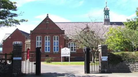 Geograph / Jaggery Cardigan secondary school gates