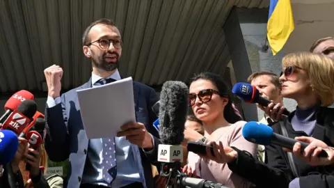 AFP Ukraine"s lawmaker Sergiy Leschenko addresses journalists in front of Kiev courthouse on May 13, 2019