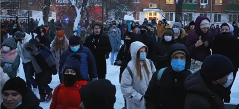 Reuters Khimki crowd supporting Navalny, 18 Jan 21