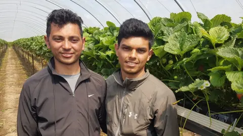 BBC Bal Kumar Khatri (r) and brother Buddi Bahadur Khatri (l) from Nepal