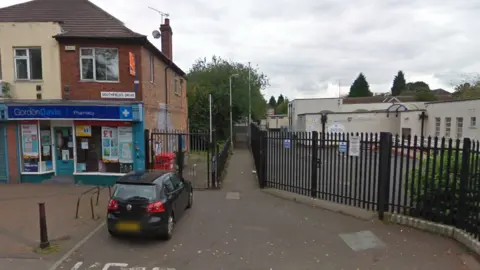 Google Footpath between The Newry and Southfields Drive.