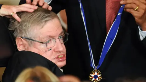 Getty Images Stephen Hawking receives the Presidential Medal of Freedom from US President Barack Obama during a ceremony in the East Room at the White House on August 12, 2009.