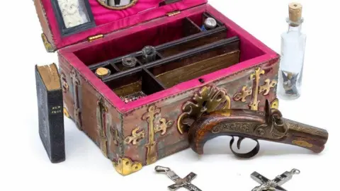 PA Medoa/Hansons Auctioneers The vampire slaying kit