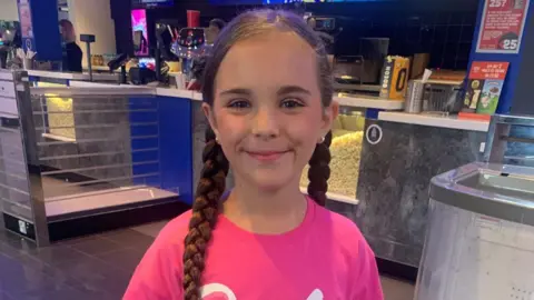 Claire Gardella Sofia wearing a pink T-shirt 