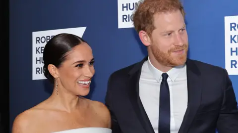 Getty Images Meghan, Duchess of Sussex dan Pangeran Harry, Duke of Sussex menghadiri 2022 Robert F. Kennedy Hak Asasi Manusia Ripple of Hope Gala di New York Hilton