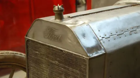 Mark Stoddart Making of Ford Model T bronze statue