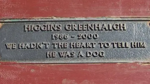 OpenBenches Bench dedication: "Higgins Greenhalgh, 1986 - 2000, We hadn't the heart to tell him he was a dog"