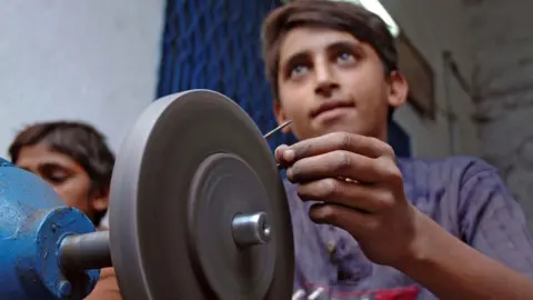 Marcel Crozet / ILO Young people using equipment