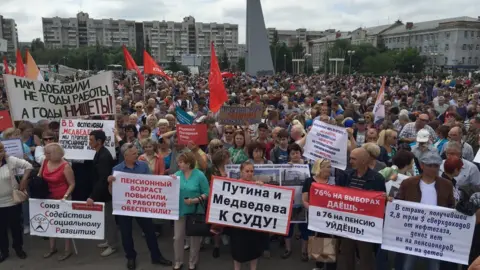 BBC Three thousand people protested against the raising of the retirement age in Omsk