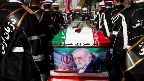 Reuters Iranian troops carry the coffin of assassinated nuclear scientist Mohsen Fakhrizadeh in Tehran, Iran (30 November 2020)